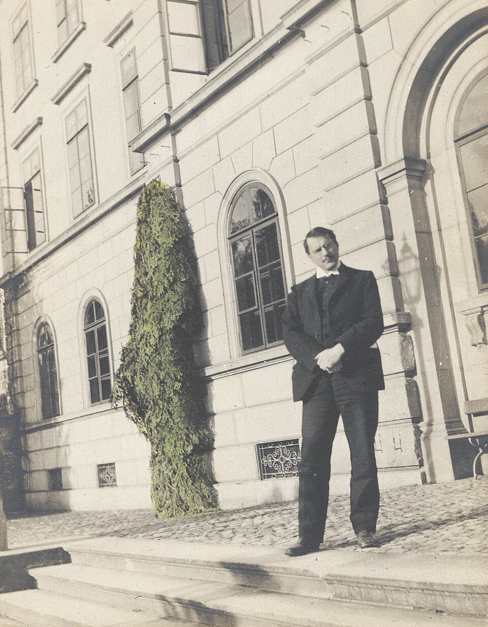 Retrato de corpo inteiro de Carl Gustav Jung no Burghölzli, por volta de 1909