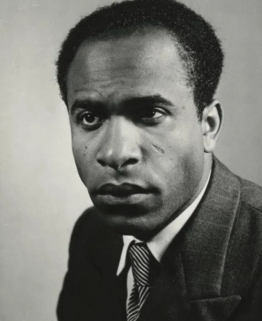 Fotografia de Frantz Fanon reproduzida na edição norte-americana de Pele negra, máscaras brancas de 1967