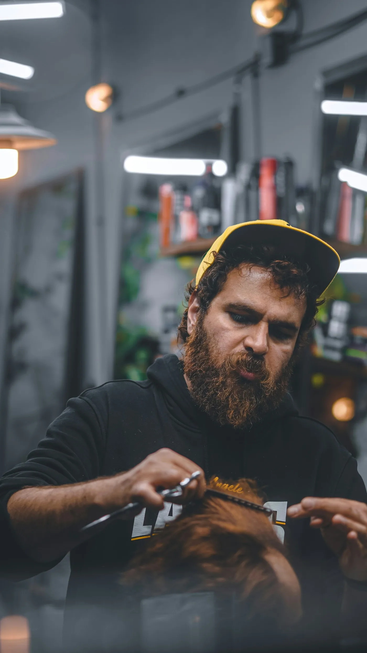 Barbeiro trabalhando em um corte, em fotografia de banco.